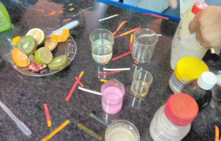 شناسایی اسید و بارها با کاغذ پی اچ در آ زمایشگاه 6