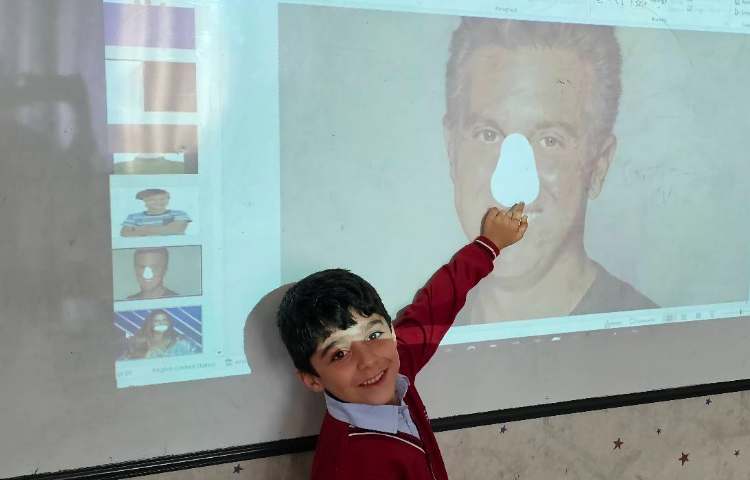 شناسایی اعضای بدن و تمرین و تکرار عبارت touch your ..... 1