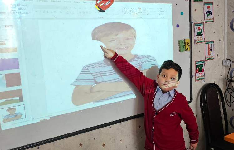 شناسایی اعضای بدن و تمرین و تکرار عبارت touch your ..... 3