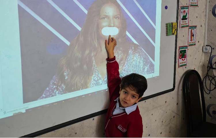 شناسایی اعضای بدن و تمرین و تکرار عبارت touch your .....