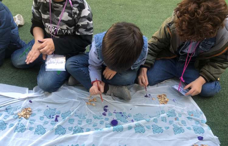 شنبه دانش‌آموزان پوست پسته را رنگ کردند و امروز که خشک شده بود با آنها سنبل درست کردند 1