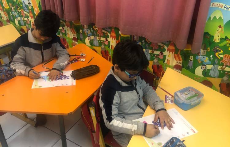 شنبه دانش‌آموزان پوست پسته را رنگ کردند و امروز که خشک شده بود با آنها سنبل درست کردند 3