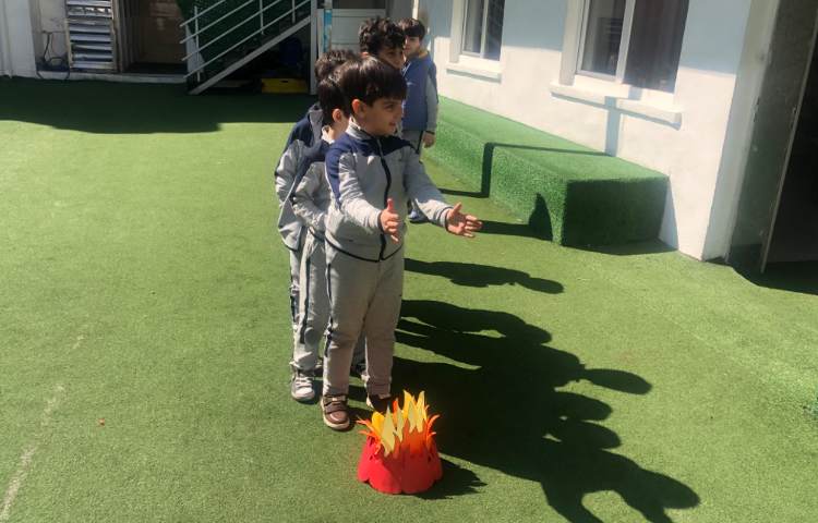 شنبه دانش‌آموزان پوست پسته را رنگ کردند و امروز که خشک شده بود با آنها سنبل درست کردند