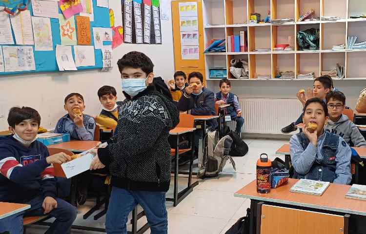 شیرینی به مناسبت قهرمانی مسیحا افلاکی 1