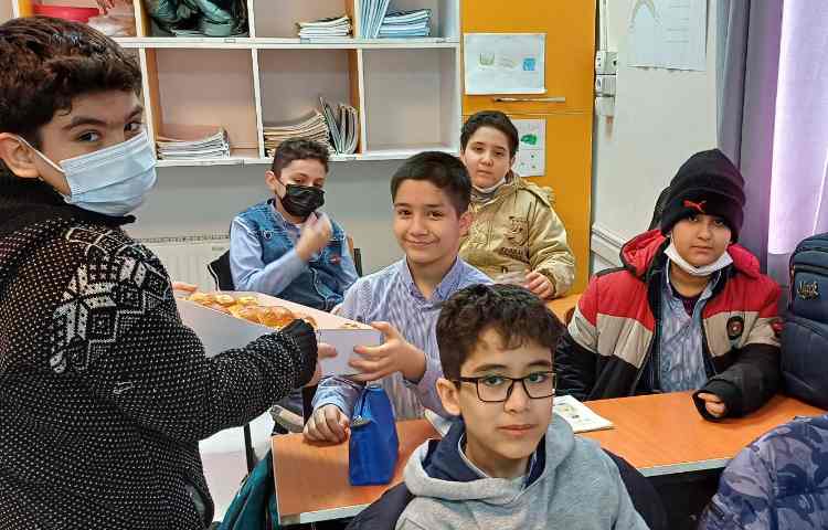 شیرینی به مناسبت قهرمانی مسیحا افلاکی 2