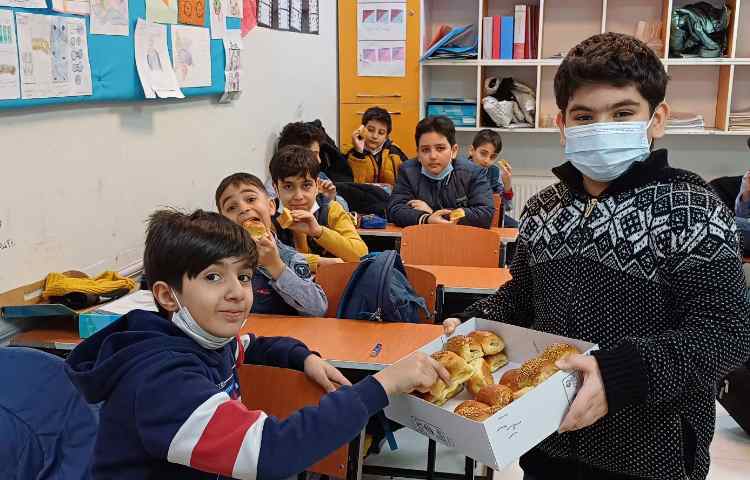 شیرینی به مناسبت قهرمانی مسیحا افلاکی 3