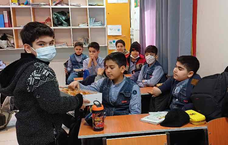 شیرینی به مناسبت قهرمانی مسیحا افلاکی