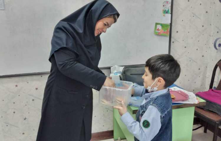 صبحانه سالم که توسط کوروش جان برای همکلاسی هایش آورده بود