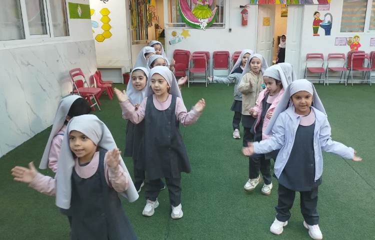 صبحگاه دختران گل پیش دبستان 2