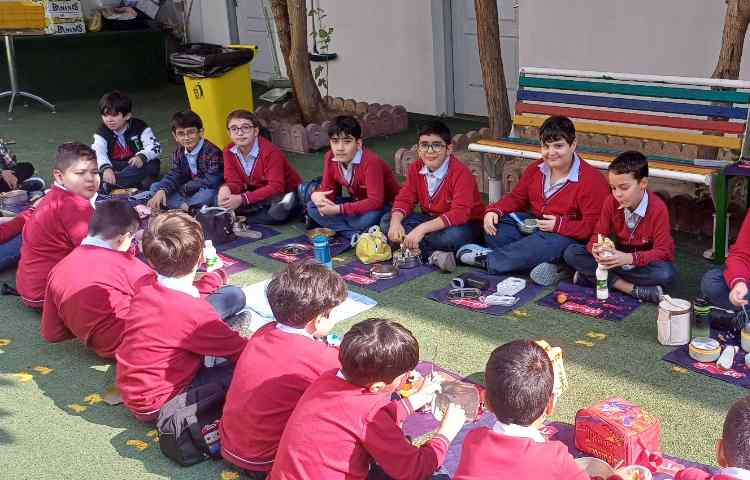 صرف نهار در حیاط مدرسه 1