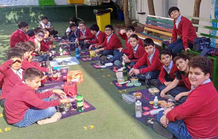 صرف نهار در حیاط مدرسه 2