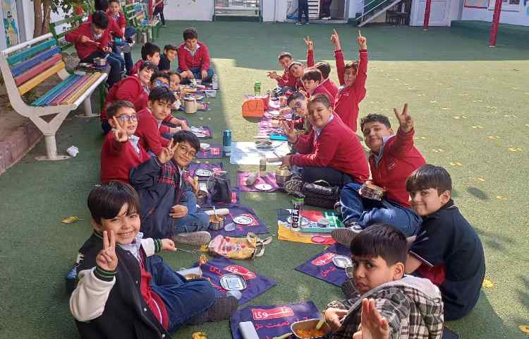 صرف نهار در حیاط مدرسه