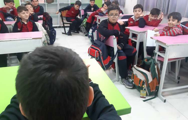 صندلی صمیمیت(انتخاب موضوع توسط معلم و گفت و گو درباره‌ی آن به صورت گروهی) 4