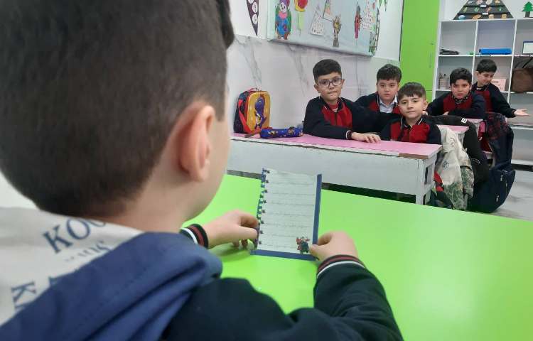 صندلی صمیمیت(انتخاب موضوع توسط معلم و گفت و گو درباره‌ی آن به صورت گروهی) 5