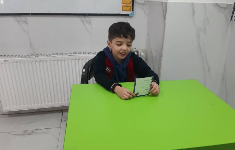 صندلی صمیمیت(انتخاب موضوع توسط معلم و گفت و گو درباره‌ی آن به صورت گروهی)