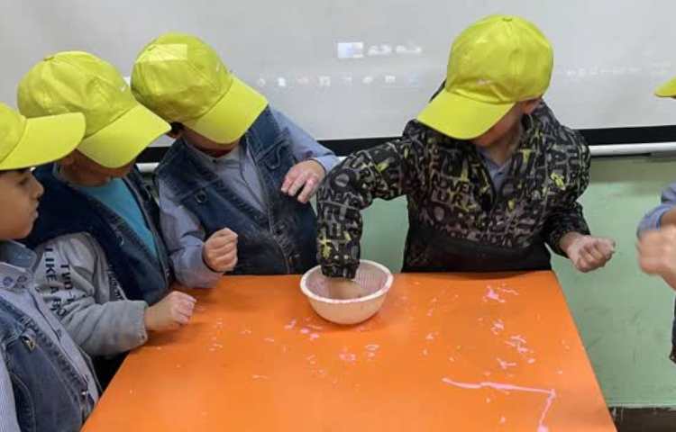 طبقه های رنگی و خمیر جادویی هفته ملی علوم 2