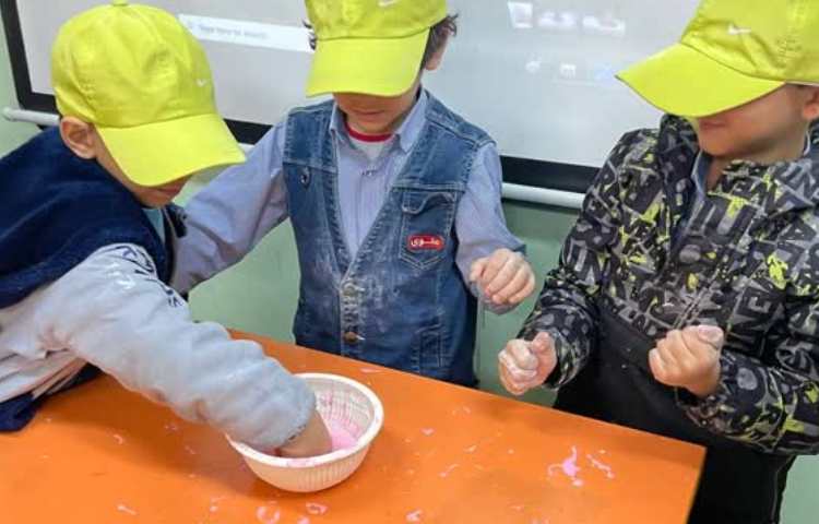 طبقه های رنگی و خمیر جادویی هفته ملی علوم 5