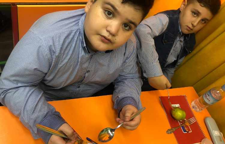 طرز صحیح گرفتن قاشق و چنگال 3