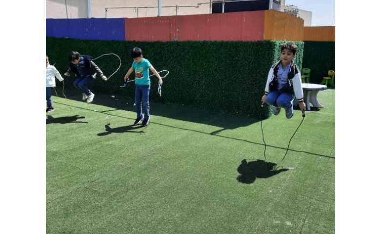 طناب بازی در حیاط 2