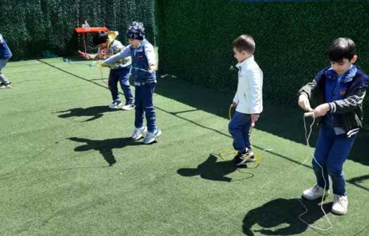 طناب بازی در حیاط 3