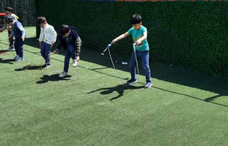 طناب بازی در حیاط 4