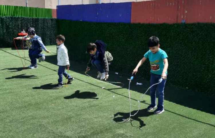 طناب بازی در حیاط