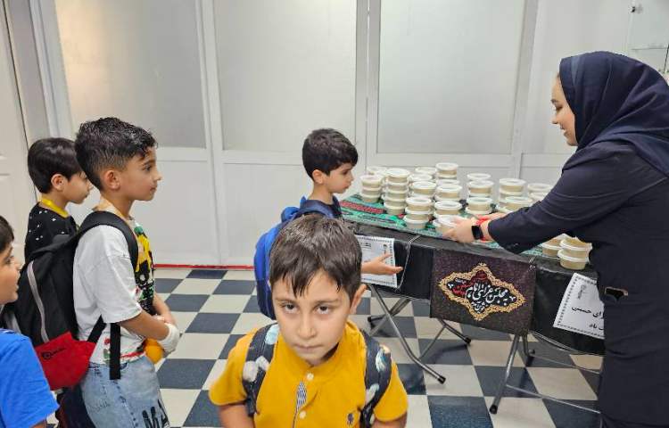 عزاداری و مراسم پذیرایی از دانش آموزان به مناسبت تاسوعا و عاشورای حسینی 3