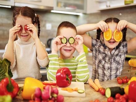 از ظروف رنگارنگ و جذاب استفاده کنید؛