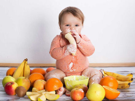 به تلاش برای علاقه‌مند کردن کودکان به خوردن میوه و سبزیجات ادامه دهید؛