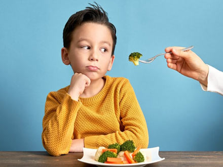 هنگامی که کودکتان سبزیجات را امتحان می‌کند او را تشویق کنید؛
