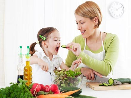 کودک خود را در آشپزی با سبزیجات مشارکت دهید؛