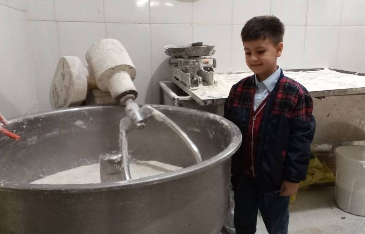 علوم:آرد تا نان( رفتن به نانوایی و مشاهده پخت نان، خرید نان و خوردن با ماستی که دیروز درست کردیم) 14