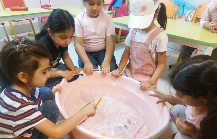 علوم:آزمایش تفاوت اجسام سبک و سنگین ک در آب فرو میروند یا روی آب میمانند 2