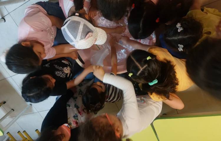 علوم:آزمایش تفاوت اجسام سبک و سنگین ک در آب فرو میروند یا روی آب میمانند 3