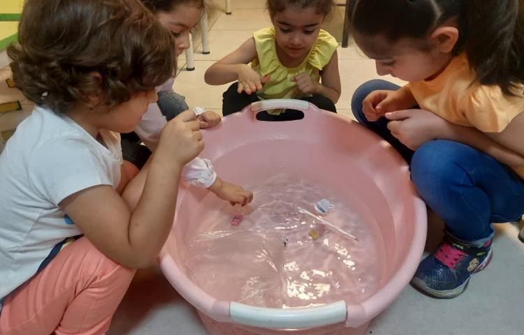 علوم:آزمایش تفاوت اجسام سبک و سنگین ک در آب فرو میروند یا روی آب میمانند