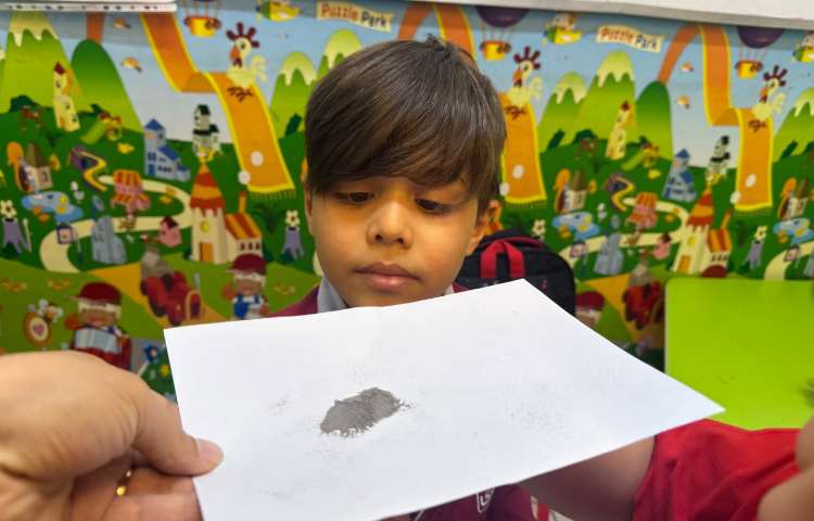 علوم:آشنایی با آهن‌ربا و ذره‌بین 3