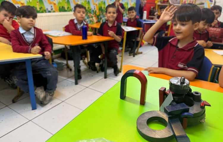 علوم:آشنایی با آهن‌ربا و ذره‌بین 4