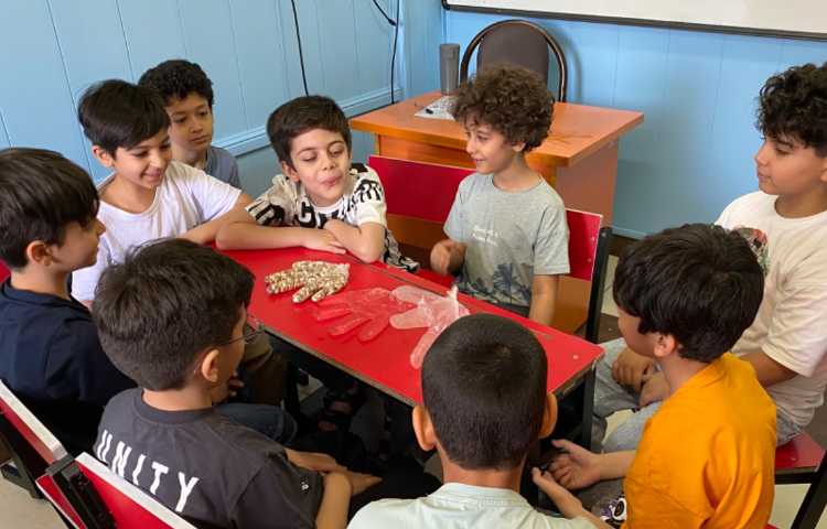 علوم(دانشمند کوچک) انجام آزمایش جامد ، مایع و گاز 3