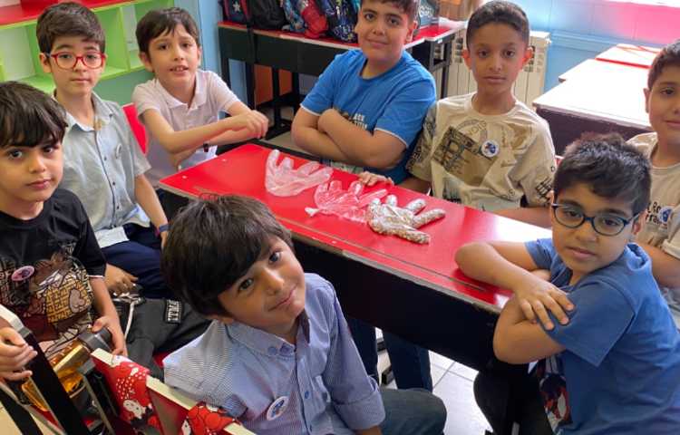 علوم(دانشمند کوچک) انجام آزمایش جامد ، مایع و گاز