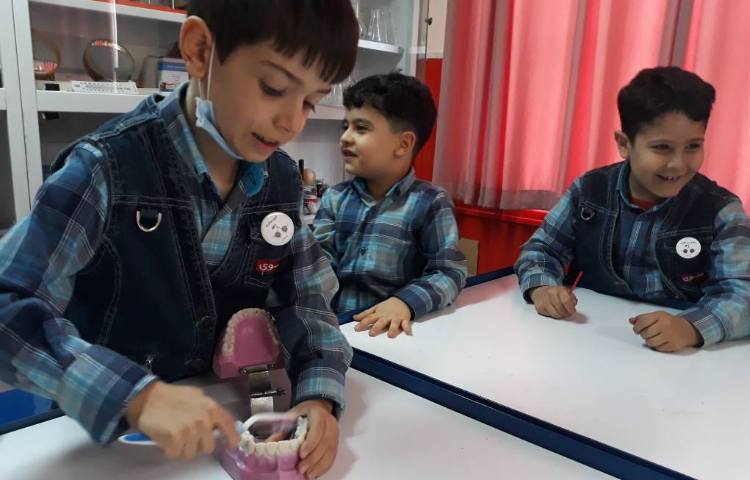 :علوم آزمایشگاه، تمرین روش صحیح مسواک زدن، کلاس گیلاس 4