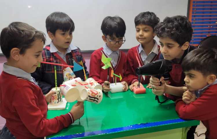 علوم: آزمایش بادنما و بادسنج دست سازه دانش آموزان 3