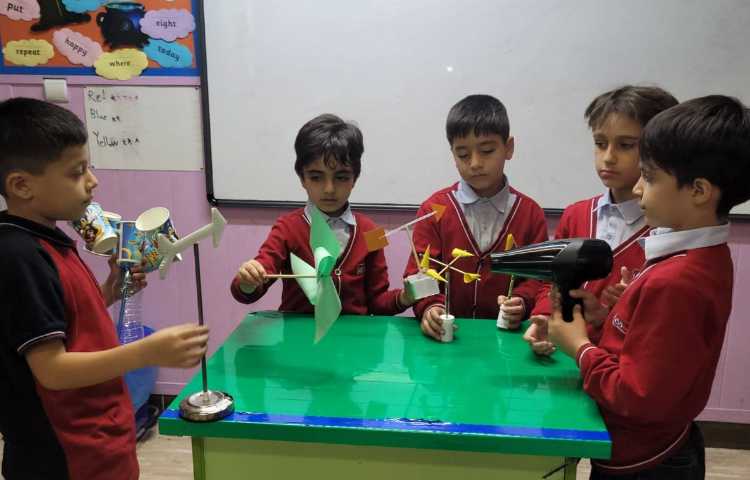 علوم: آزمایش بادنما و بادسنج دست سازه دانش آموزان 4