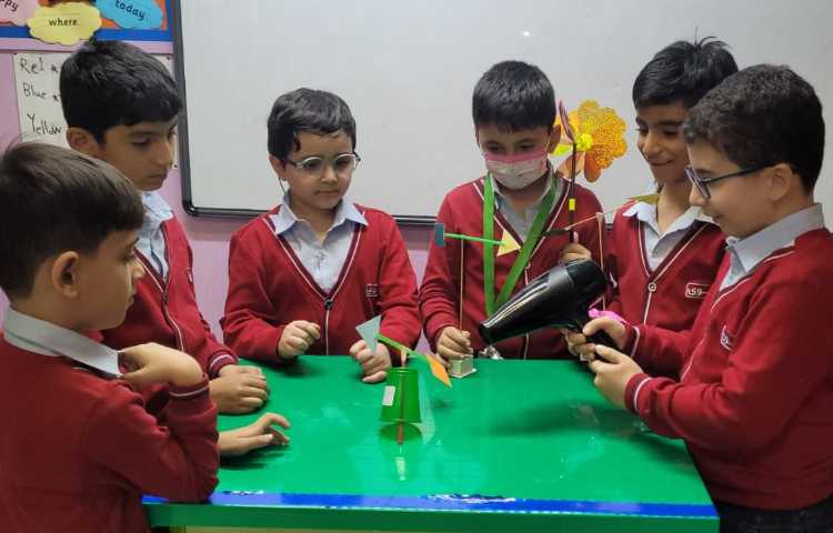 علوم: آزمایش بادنما و بادسنج دست سازه دانش آموزان