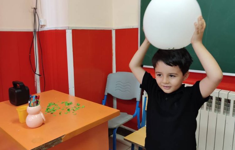 : علوم، آزمایش بادکنک و خرده کاغذ 1