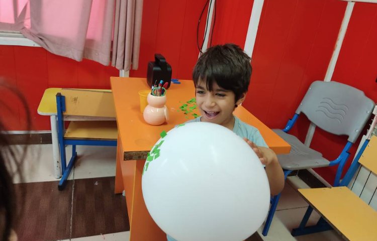 : علوم، آزمایش بادکنک و خرده کاغذ 3