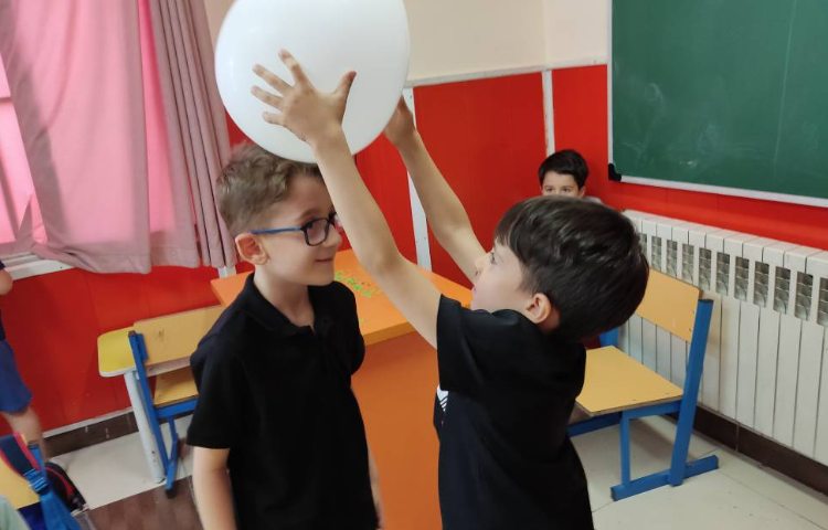 : علوم، آزمایش بادکنک و خرده کاغذ 4