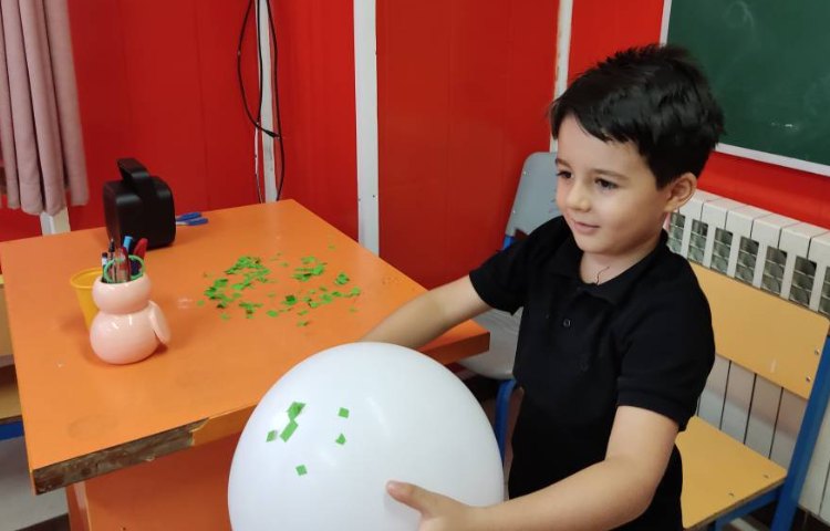 : علوم، آزمایش بادکنک و خرده کاغذ