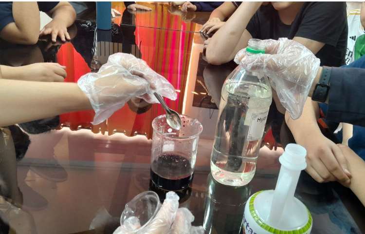 علوم آزمایش رنگبری کلاس 6/2 8