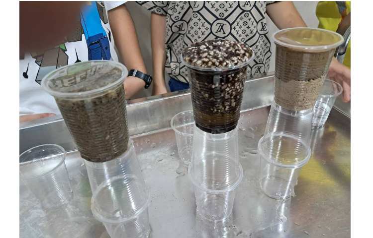 علوم آزمایش نفوذ پذیری آب در خاک های مختلف 1