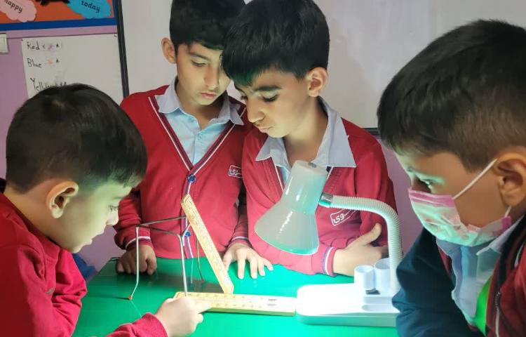 علوم آزمایش نور مایل و نور مستقیم